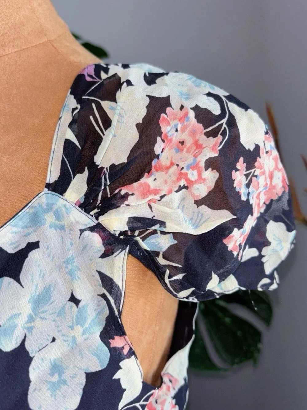 Jones New York 100% Silk Floral Puff Sleeve Handkerchief Hem Blouse – Size 16 - Picture 5 of 7